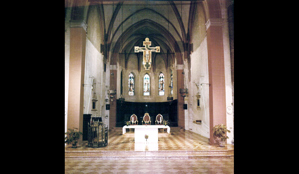 il presbiterio dopo gli interventi di restauro del 1980