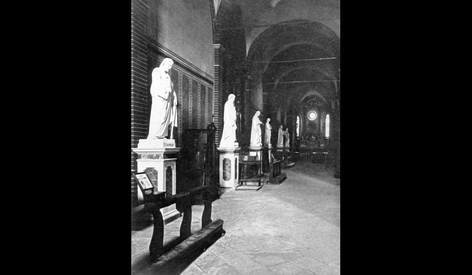 La navata sinistra con le statue ottocentesche, 1930 ca.