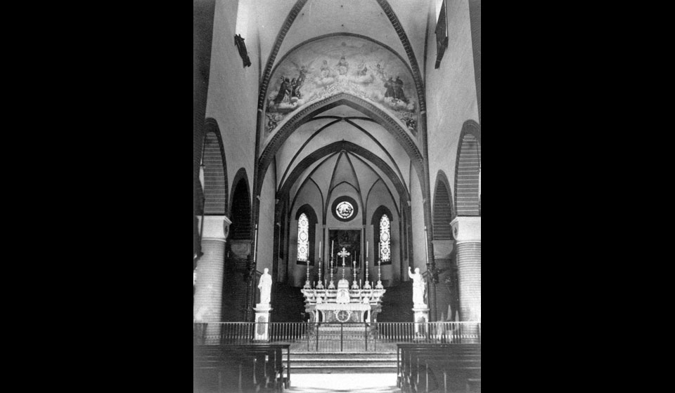 La navata centrale e il presbiterio, 1930 ca.